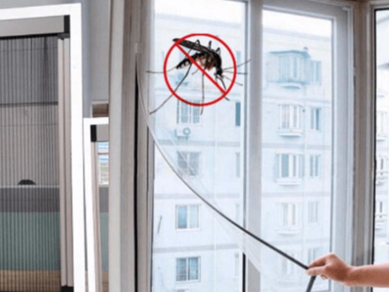 Dùng cửa lưới chống muỗi để phòng tránh muỗi sốt xuất huyết