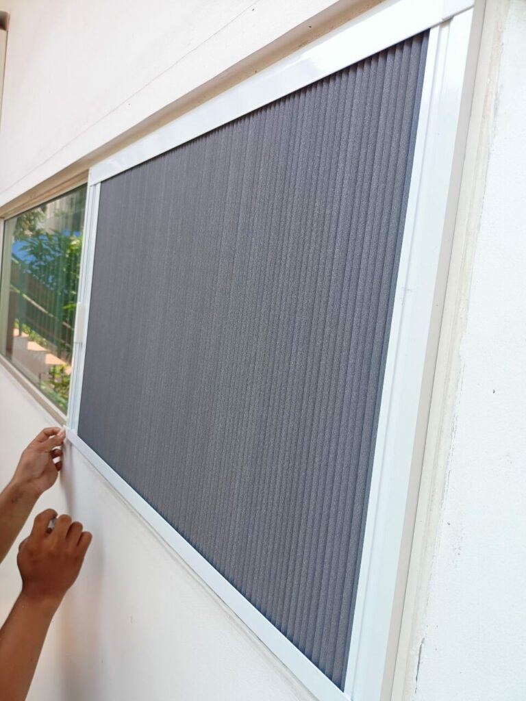 Rèm tổ ong kết hợp lưới chống muỗi xếp có ray - Mosfly Window