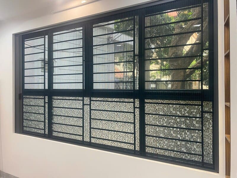 Cửa lưới cố định chắc chắn và bền bỉ theo thời gian.