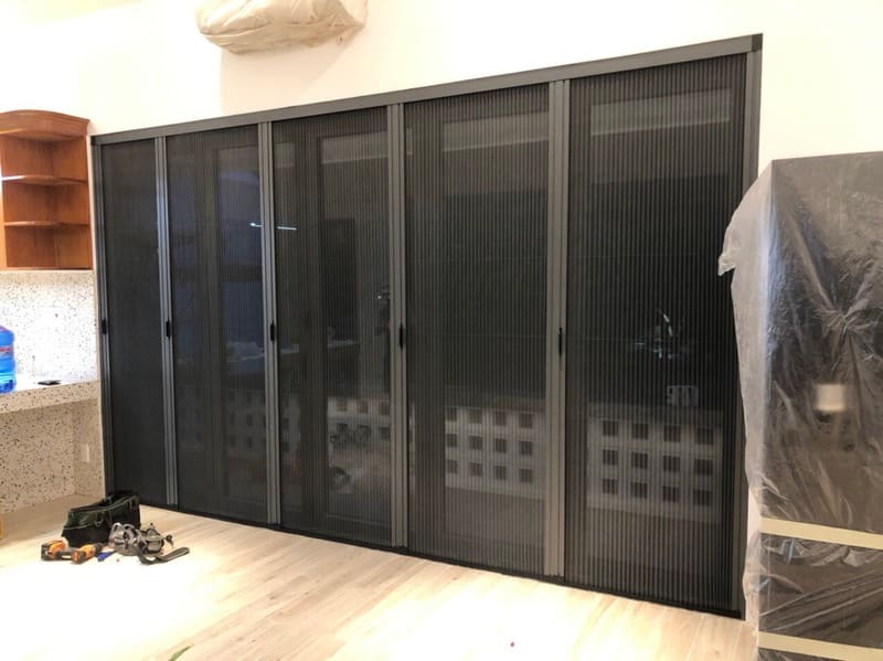 Cửa lưới dạng xếp giúp tiết kiệm diện tích và phù hợp nhiều không gian.