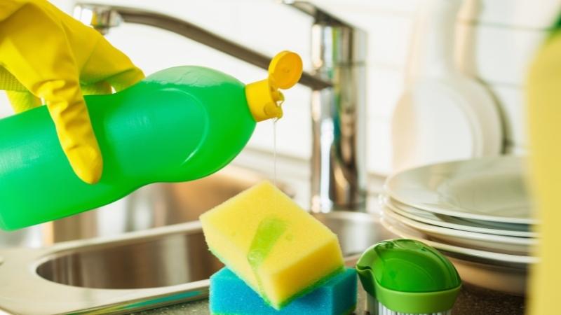 Mùi hương hóa học từ nước rửa chén khiến muỗi cảm thấy khó chịu và tránh xa