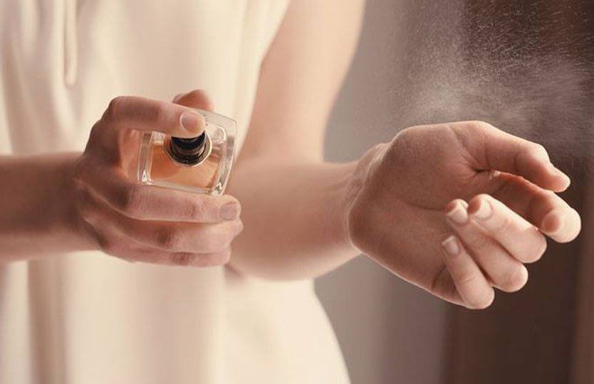 Xịt nước hoa trực tiếp lên da có tác dụng đuổi muỗi không?