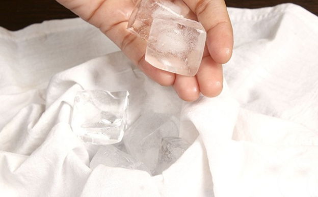 Chườm vết muỗi đốt bằng đá lạnh để giảm ngứa