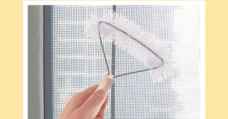 Hướng dẫn chi tiết 2 cách vệ sinh cửa lưới chống muỗi tại nhà