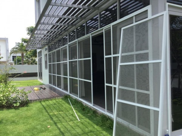 Lắp cửa lưới chống muỗi là biện pháp chống muỗi hiệu quả cho nhà có sân vườn, cây xanh