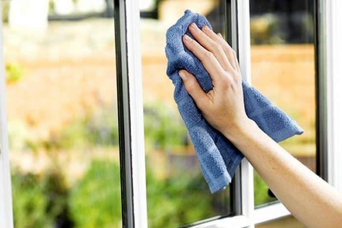 Hướng dẫn vệ sinh cửa lưới cố định tại chỗ đúng cách từ A-Z