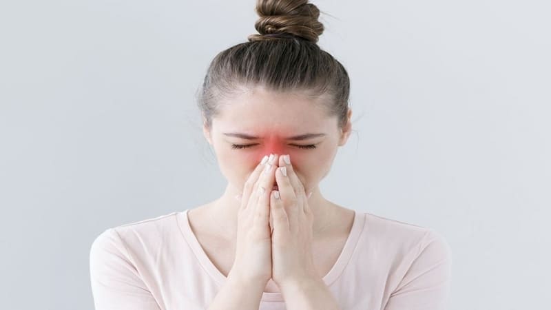 Triệu chứng dị ứng đường hô hấp: Hắt hơi, chảy nước mũi, khó thở