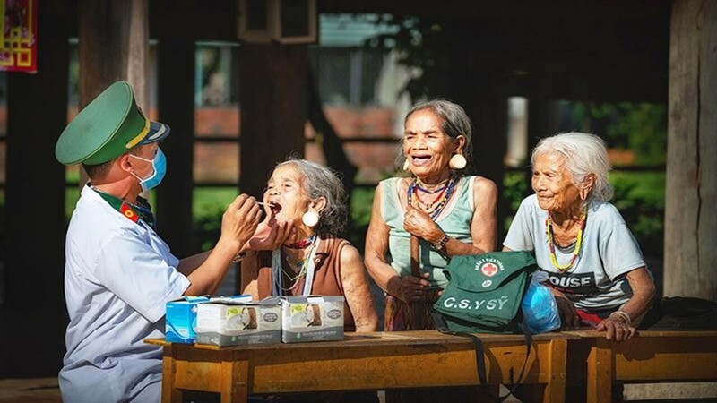 Bảo vệ các nhóm đối tượng yếu thế: Trẻ em và người già